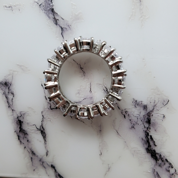 New Elegant Wedding/Enagagement Ring Band - Picture 7 of 9